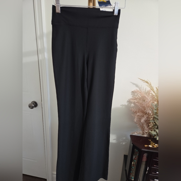Old Navy Black Wide-Leg Ribbed Knit Pants - Picture 2 of 2
